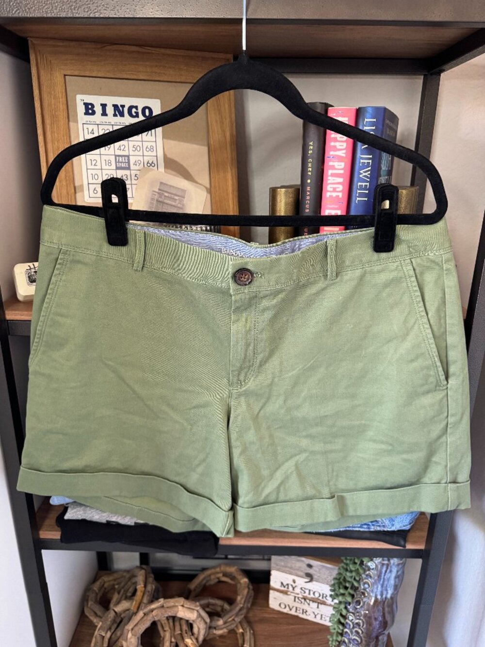Banana Republic Olive "City Chino" Shorts w/Cuff & Back Flap Pockets - Size 12